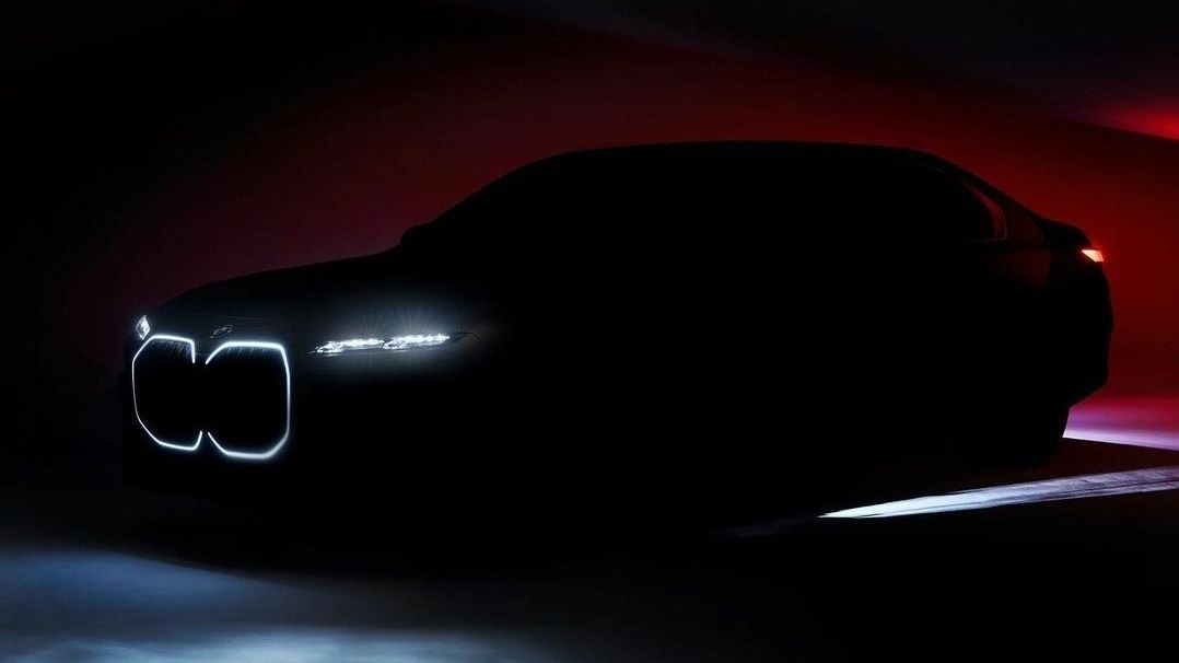 BMW i7 ukazuje obří svítící mřížku chladiče. Debutuje už za týden